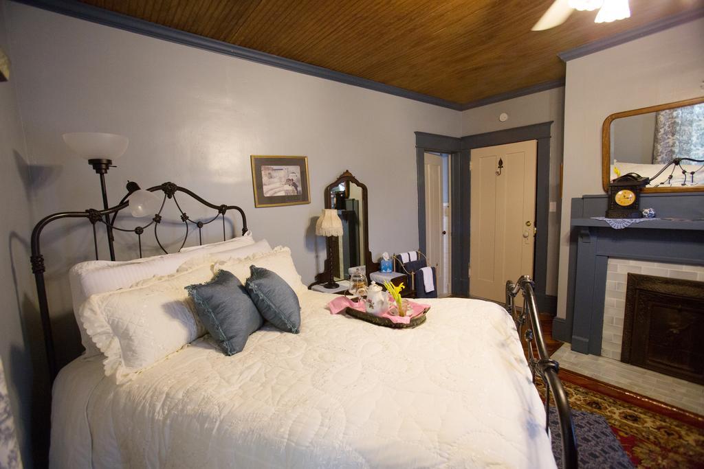 Bees B & B-V Mount Airy Room photo